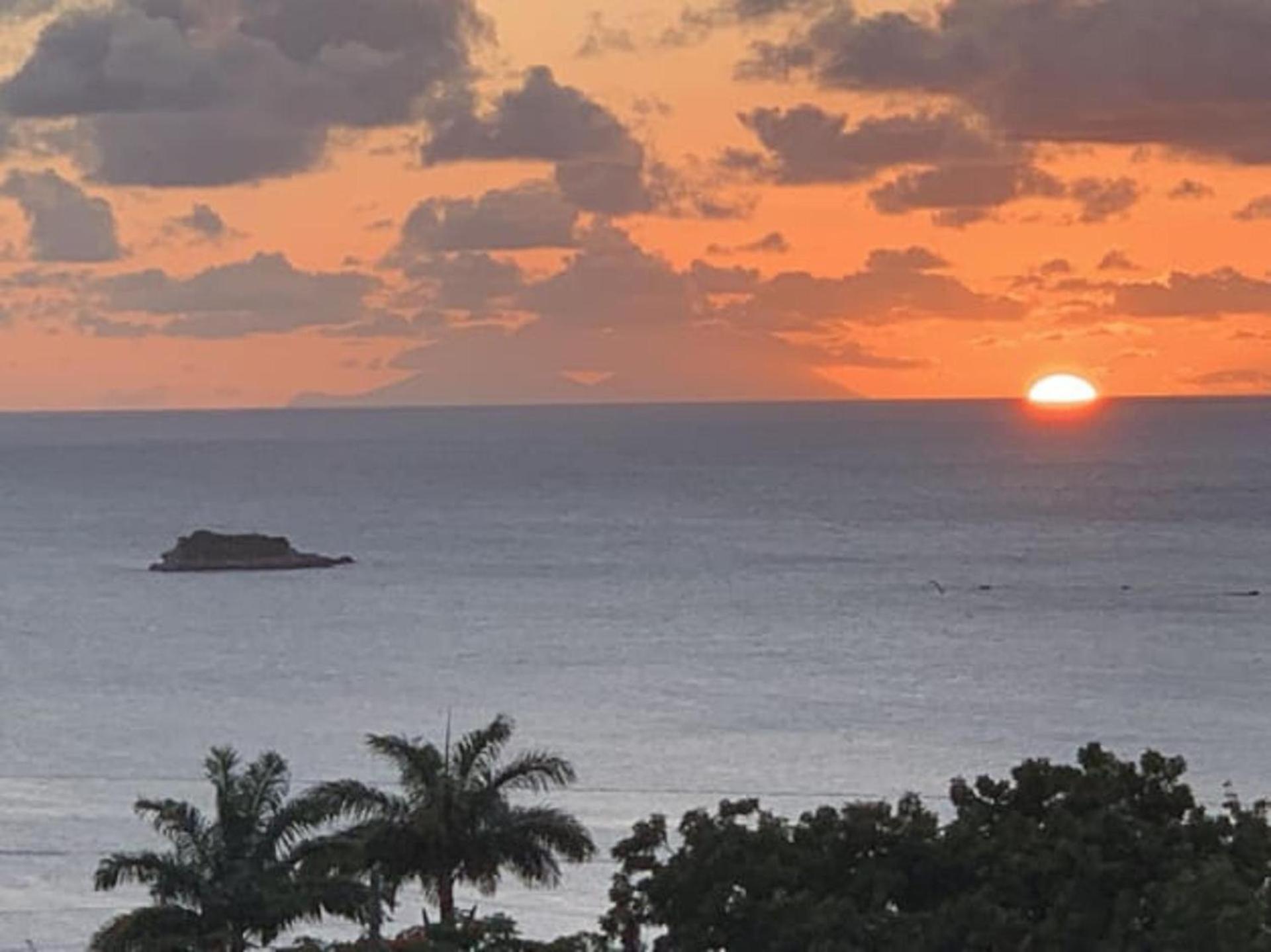 Attractive 2-Bed Apartment Stunning Sea View Dickenson Bay Exterior foto